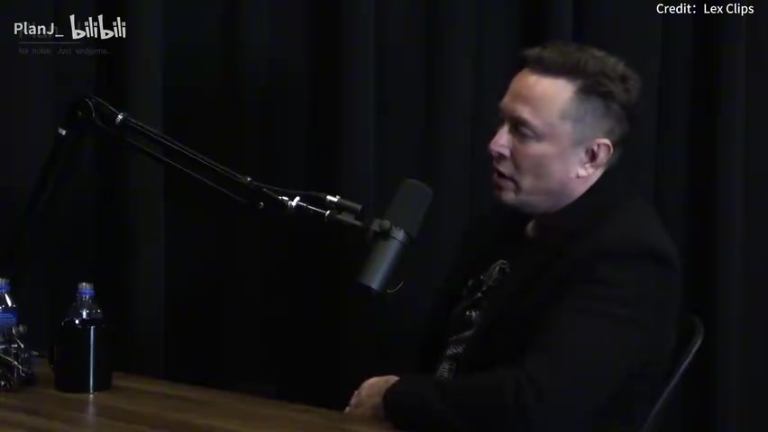 马斯克宣布删除30万行代码的新闻截图或代码编辑界面